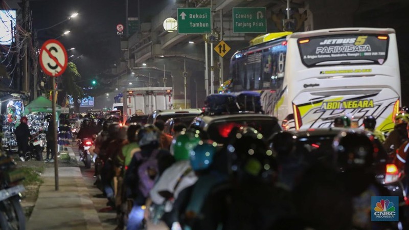 Menjelang puncak arus mudik, sejumlah pemudik mulai memadati Jalan Raya Inspeksi Kalimalang, Bekasi, Jawa Barat, Rabu (26/3/2025). (վ/Tias Budiarto)