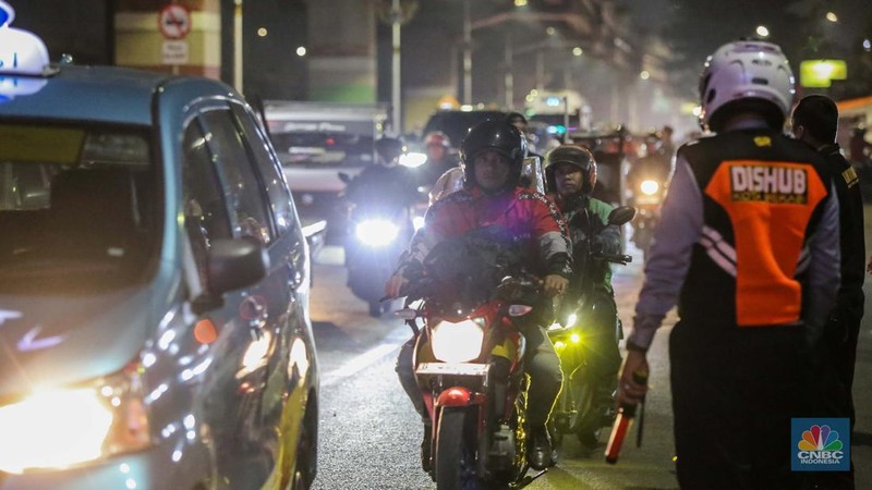 Menjelang puncak arus mudik, sejumlah pemudik mulai memadati Jalan Raya Inspeksi Kalimalang, Bekasi, Jawa Barat, Rabu (26/3/2025). (վ/Tias Budiarto)
