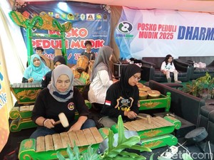 Alunan Musik Gamelan Sambut Pemudik di Pantura Cirebon