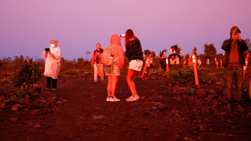 Lahar meletus dari kawah Halema'uma'u di dalam kaldera puncak Kaluapele, di gunung berapi Kilauea di Hawaii, AS, 26 Maret 2025. (REUTERS/Marco Garcia)