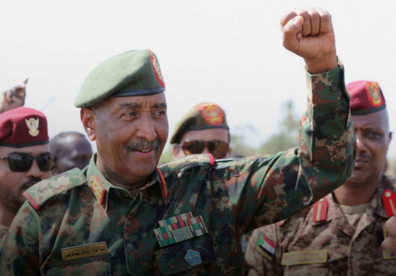 Warga Sudan merayakan di jalan setelah tentara Sudan memperdalam kendalinya atas ibu kota Khartoum, dari Pasukan Dukungan Cepat (RSF), di Port Sudan, Sudan, 27 Maret 2025. (REUTERS/Ibrahim Mohammed Ishak)