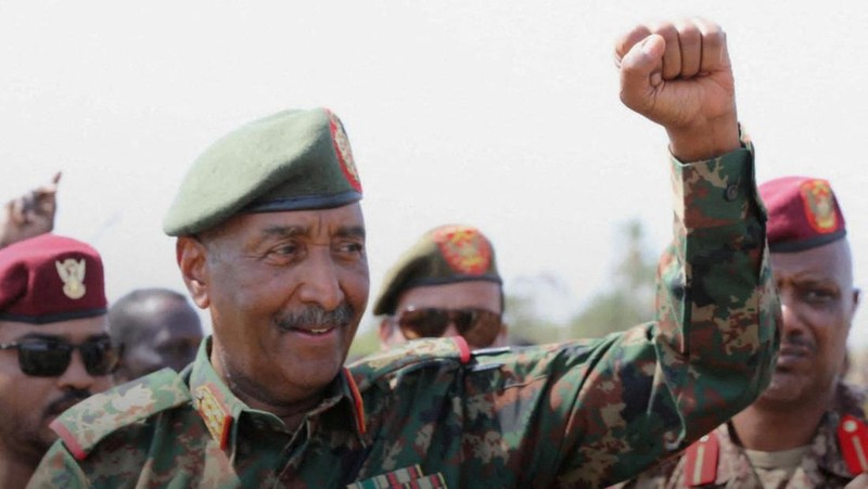 Warga Sudan merayakan di jalan setelah tentara Sudan memperdalam kendalinya atas ibu kota Khartoum, dari Pasukan Dukungan Cepat (RSF), di Port Sudan, Sudan, 27 Maret 2025. (REUTERS/Ibrahim Mohammed Ishak)