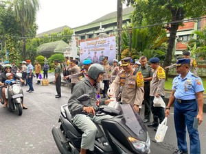 Kapolda Bali dan Pangdam IX/Udayana Bagikan Takjil, TNI-Polri Tetap Solid