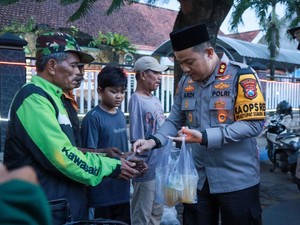 Polisi Borong Takjil di Sentra Kuliner Jombang untuk Dibagikan ke Warga