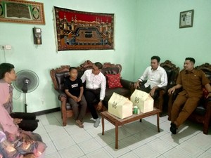 Polisi Jenguk dan Santuni Bocah Korban Penyiksaan Ayah Tiri di Mojokerto