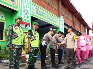Cek Pos Operasi Ketupat, Kapolres Mojokerto Kota-Bhayangkari Bagikan Parsel