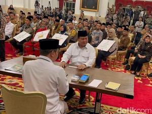 Prabowo-Gibran Serahkan Zakat Fitrah ke Baznas di Istana, Bayar Non-tunai