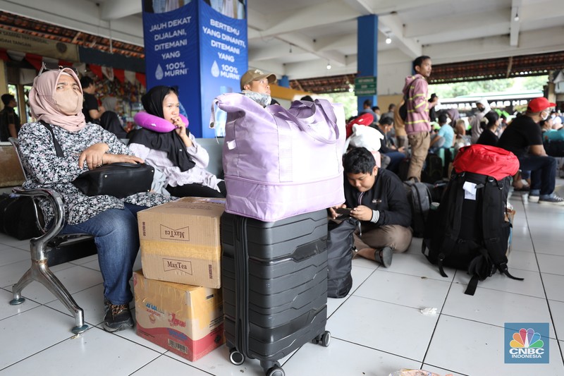 Suasana pemudik memadati Terminal Kampung Rambutan, Jakarta, Kamis (27/3/2025). Suasana pemudik memadati Terminal Kampung Rambutan, Jakarta, Kamis (27/3/2025). (CNBC Indonesia/Tri Susilo)