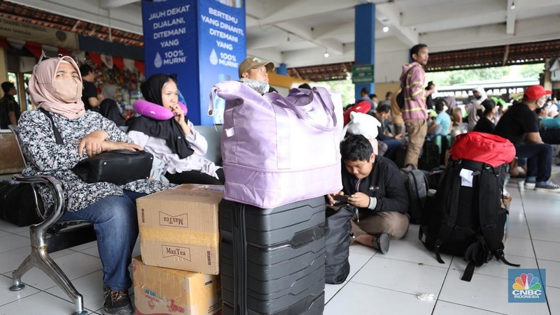 Suasana pemudik memadati Terminal Kampung Rambutan, Jakarta, Kamis (27/3/2025). (CNBC Indonesia/Tri Susilo)
