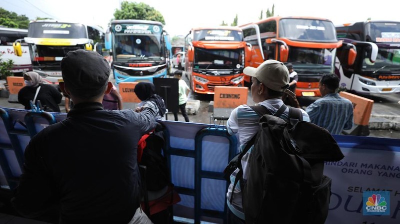 Suasana pemudik memadati Terminal Kampung Rambutan, Jakarta, Kamis (27/3/2025). (CNBC Indonesia/Tri Susilo)