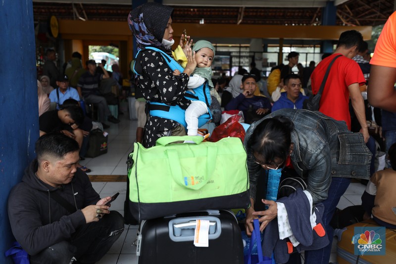 Suasana pemudik memadati Terminal Kampung Rambutan, Jakarta, Kamis (27/3/2025). Suasana pemudik memadati Terminal Kampung Rambutan, Jakarta, Kamis (27/3/2025). (CNBC Indonesia/Tri Susilo)