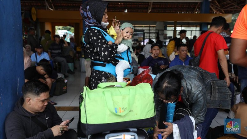 Suasana pemudik memadati Terminal Kampung Rambutan, Jakarta, Kamis (27/3/2025). (CNBC Indonesia/Tri Susilo)