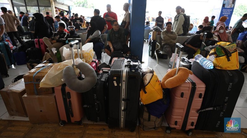 Suasana pemudik memadati Terminal Kampung Rambutan, Jakarta, Kamis (27/3/2025). (CNBC Indonesia/Tri Susilo)