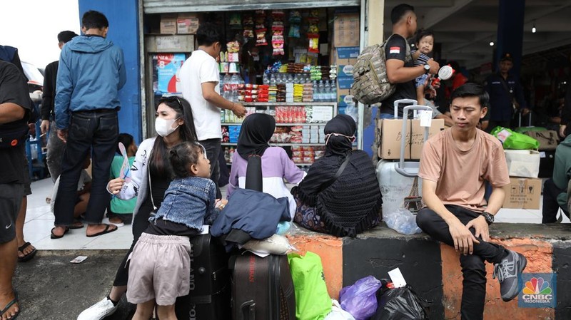 Suasana pemudik memadati Terminal Kampung Rambutan, Jakarta, Kamis (27/3/2025). (CNBC Indonesia/Tri Susilo)