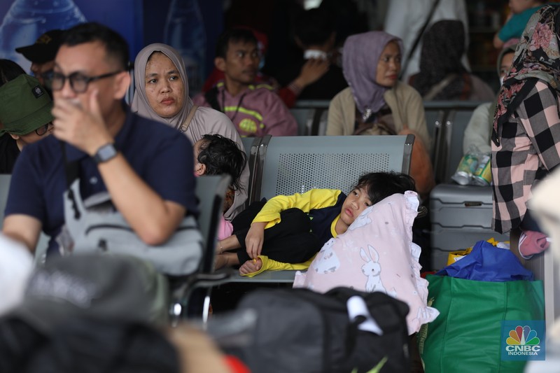 Suasana pemudik memadati Terminal Kampung Rambutan, Jakarta, Kamis (27/3/2025). Suasana pemudik memadati Terminal Kampung Rambutan, Jakarta, Kamis (27/3/2025). (CNBC Indonesia/Tri Susilo)