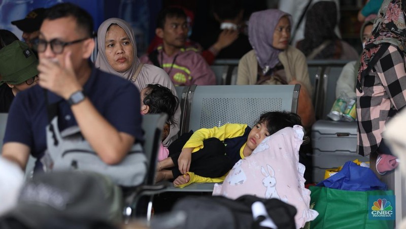 Suasana pemudik memadati Terminal Kampung Rambutan, Jakarta, Kamis (27/3/2025). (CNBC Indonesia/Tri Susilo)