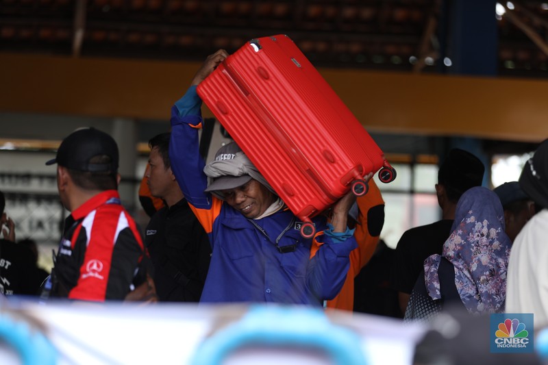 Suasana pemudik memadati Terminal Kampung Rambutan, Jakarta, Kamis (27/3/2025). Suasana pemudik memadati Terminal Kampung Rambutan, Jakarta, Kamis (27/3/2025). (CNBC Indonesia/Tri Susilo)