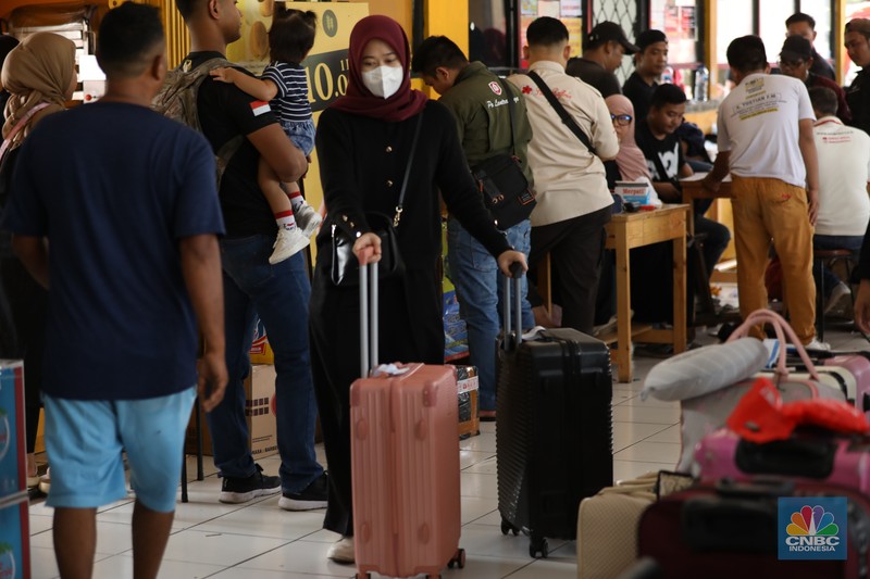 Suasana pemudik memadati Terminal Kampung Rambutan, Jakarta, Kamis (27/3/2025). Suasana pemudik memadati Terminal Kampung Rambutan, Jakarta, Kamis (27/3/2025). (CNBC Indonesia/Tri Susilo)