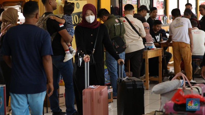 Suasana pemudik memadati Terminal Kampung Rambutan, Jakarta, Kamis (27/3/2025). (CNBC Indonesia/Tri Susilo)