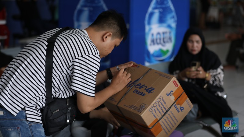 Suasana pemudik memadati Terminal Kampung Rambutan, Jakarta, Kamis (27/3/2025). Suasana pemudik memadati Terminal Kampung Rambutan, Jakarta, Kamis (27/3/2025). (CNBC Indonesia/Tri Susilo)