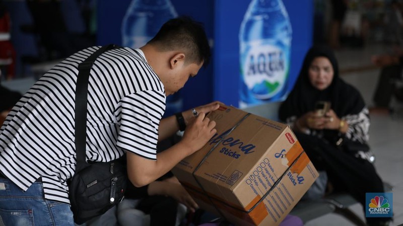 Suasana pemudik memadati Terminal Kampung Rambutan, Jakarta, Kamis (27/3/2025). (CNBC Indonesia/Tri Susilo)