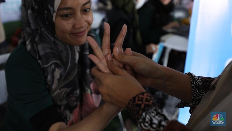 Suasana pemudik memadati Terminal Kampung Rambutan, Jakarta, Kamis (27/3/2025). (CNBC Indonesia/Tri Susilo)