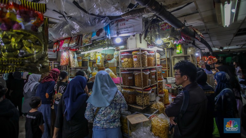 Suasana toko kue kering dan makanan ringan yang ramai pembeli di Pasar Jatinegara, Jakarta, Kamis (27/3/2025). Suasana toko kue kering dan makanan ringan yang ramai pembeli di Pasar Jatinegara, Jakarta, Kamis (27/3/2025). (²©²ÊÍøÕ¾/Faisal Rahman)