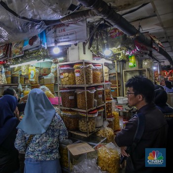 Potret Penjual Kue Kering Pasar Jatinegara Ramai Pembeli-Banjir Cuan