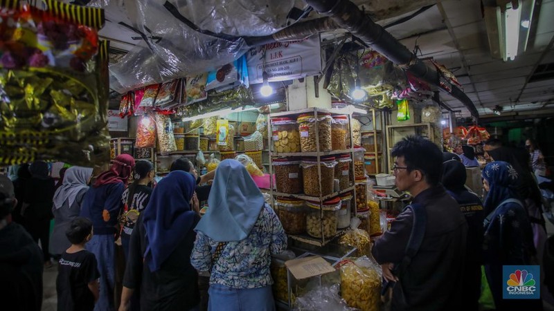 Suasana toko kue kering dan makanan ringan yang ramai pembeli di Pasar Jatinegara, Jakarta, Kamis (27/3/2025). (վ/Faisal Rahman)