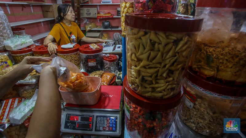 Suasana toko kue kering dan makanan ringan yang ramai pembeli di Pasar Jatinegara, Jakarta, Kamis (27/3/2025). Suasana toko kue kering dan makanan ringan yang ramai pembeli di Pasar Jatinegara, Jakarta, Kamis (27/3/2025). (²©²ÊÍøÕ¾/Faisal Rahman)