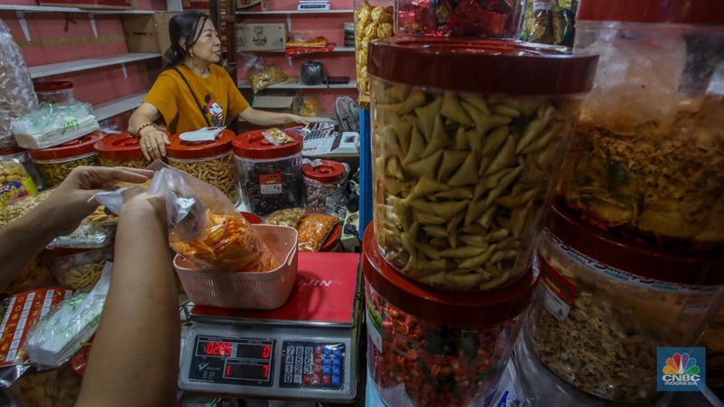 Suasana toko kue kering dan makanan ringan yang ramai pembeli di Pasar Jatinegara, Jakarta, Kamis (27/3/2025). (վ/Faisal Rahman)
