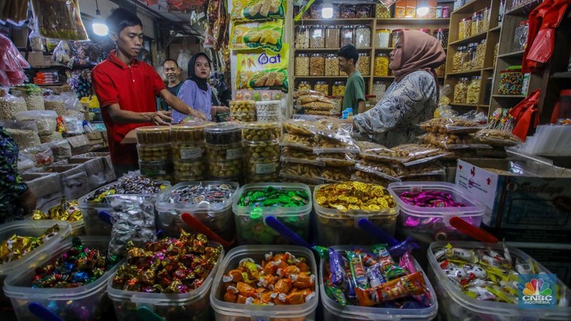 Suasana toko kue kering dan makanan ringan yang ramai pembeli di Pasar Jatinegara, Jakarta, Kamis (27/3/2025). (վ/Faisal Rahman)