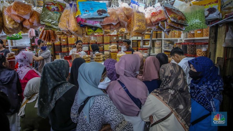 Suasana toko kue kering dan makanan ringan yang ramai pembeli di Pasar Jatinegara, Jakarta, Kamis (27/3/2025). (վ/Faisal Rahman)