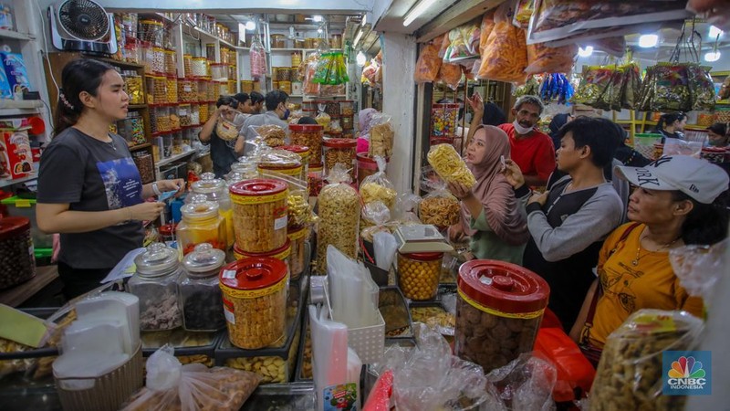 Suasana toko kue kering dan makanan ringan yang ramai pembeli di Pasar Jatinegara, Jakarta, Kamis (27/3/2025). (վ/Faisal Rahman)