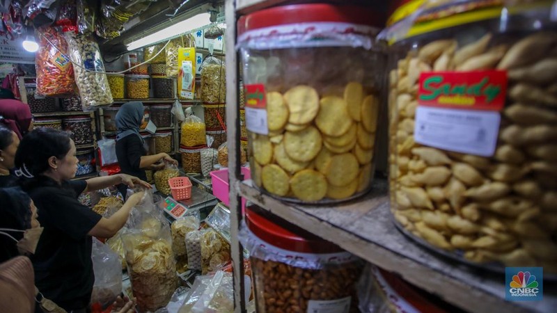 Suasana toko kue kering dan makanan ringan yang ramai pembeli di Pasar Jatinegara, Jakarta, Kamis (27/3/2025). (վ/Faisal Rahman)