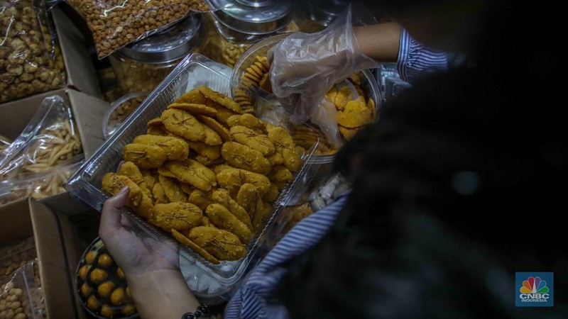Suasana toko kue kering dan makanan ringan yang ramai pembeli di Pasar Jatinegara, Jakarta, Kamis (27/3/2025). (վ/Faisal Rahman)