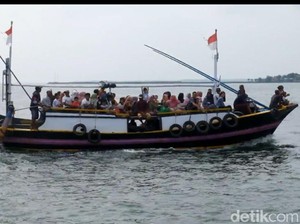 Ribuan Warga Gili Ketapang Ramai-ramai Petolekoran Berburu Baju Lebaran