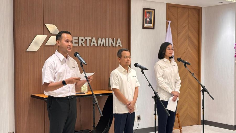 Wakil Direktur Utama Pertamina, Wiko Migantoro bersama VP Corcom Pertamina Fadjar Santoso dalam Konfrensi Pers uji kualitas BBM dan SPBU. (²©²ÊÍøÕ¾/Firda Dwi Muliawati)