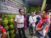 Pastikan Stok LPG 3 Kg Aman, Wamen BUMN Cek Pangkalan di Kota Bandung