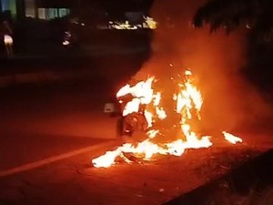 Emosi Pria Labuan Bajo Bakar Motor RX King Setelah Ditilang Polisi