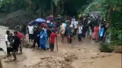 Nekat Terjang Banjir, Dua Kurir Jatuh ke Bawah Jembatan