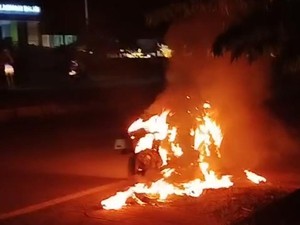 Ditilang Polisi Tak Berseragam, Warga Labuan Bajo Bakar Motornya