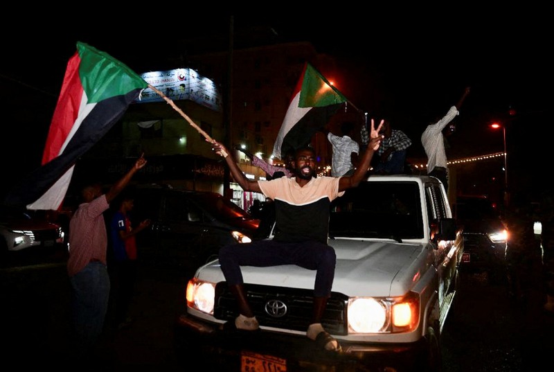 Warga Sudan merayakan di jalan setelah tentara Sudan memperdalam kendalinya atas ibu kota Khartoum, dari Pasukan Dukungan Cepat (RSF), di Port Sudan, Sudan, 27 Maret 2025. (REUTERS/Ibrahim Mohammed Ishak)