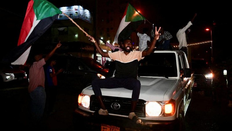 Warga Sudan merayakan di jalan setelah tentara Sudan memperdalam kendalinya atas ibu kota Khartoum, dari Pasukan Dukungan Cepat (RSF), di Port Sudan, Sudan, 27 Maret 2025. (REUTERS/Ibrahim Mohammed Ishak)