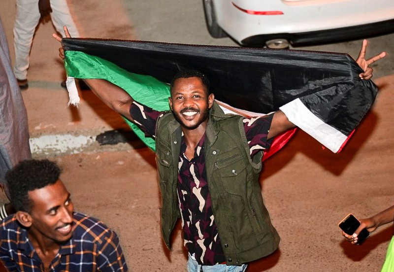 Warga Sudan merayakan di jalan setelah tentara Sudan memperdalam kendalinya atas ibu kota Khartoum, dari Pasukan Dukungan Cepat (RSF), di Port Sudan, Sudan, 27 Maret 2025. (REUTERS/Ibrahim Mohammed Ishak)