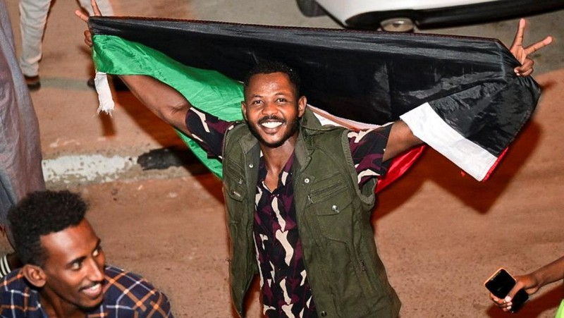 Warga Sudan merayakan di jalan setelah tentara Sudan memperdalam kendalinya atas ibu kota Khartoum, dari Pasukan Dukungan Cepat (RSF), di Port Sudan, Sudan, 27 Maret 2025. (REUTERS/Ibrahim Mohammed Ishak)