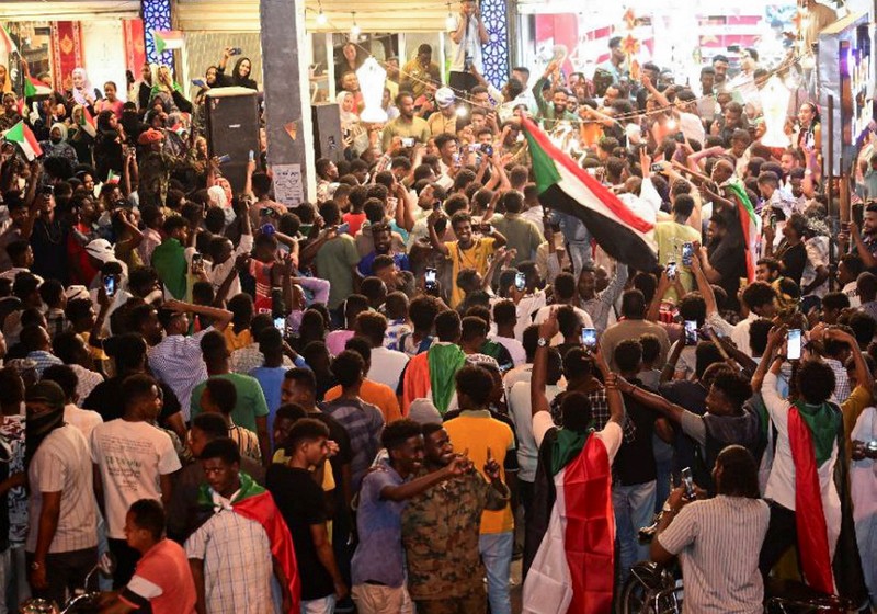 Warga Sudan merayakan di jalan setelah tentara Sudan memperdalam kendalinya atas ibu kota Khartoum, dari Pasukan Dukungan Cepat (RSF), di Port Sudan, Sudan, 27 Maret 2025. (REUTERS/Ibrahim Mohammed Ishak)