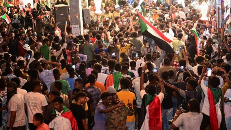 Warga Sudan merayakan di jalan setelah tentara Sudan memperdalam kendalinya atas ibu kota Khartoum, dari Pasukan Dukungan Cepat (RSF), di Port Sudan, Sudan, 27 Maret 2025. (REUTERS/Ibrahim Mohammed Ishak)