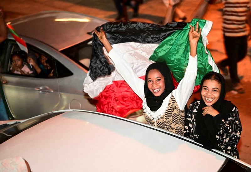 Warga Sudan merayakan di jalan setelah tentara Sudan memperdalam kendalinya atas ibu kota Khartoum, dari Pasukan Dukungan Cepat (RSF), di Port Sudan, Sudan, 27 Maret 2025. Warga Sudan merayakan di jalan setelah tentara Sudan memperdalam kendalinya atas ibu kota Khartoum, dari Pasukan Dukungan Cepat (RSF), di Port Sudan, Sudan, 27 Maret 2025. (REUTERS/Ibrahim Mohammed Ishak)