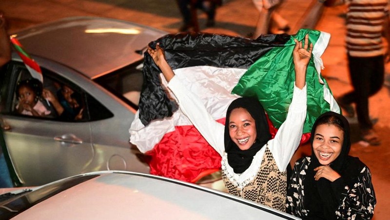 Warga Sudan merayakan di jalan setelah tentara Sudan memperdalam kendalinya atas ibu kota Khartoum, dari Pasukan Dukungan Cepat (RSF), di Port Sudan, Sudan, 27 Maret 2025. (REUTERS/Ibrahim Mohammed Ishak)
